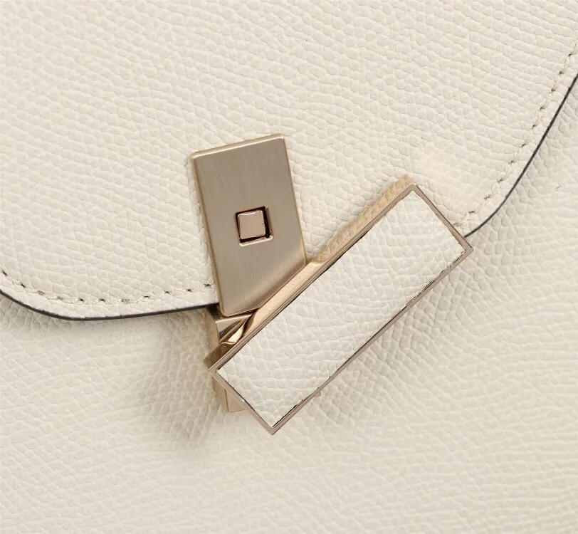 In stock👉Original small size off-white👉Valextra Valextra Iside, known as Italian Hermès, is one of Valextra's most representative designs. There is no obvious logo, but the simple collective line design is very recognizable, full of architectural art, and shows a capable and intellectual style. It is made of imported palm-print lining cowhide, with up to five stitches of handwork, and the shiny oil edges test the skill of the craftsman. Small size: 22Cm